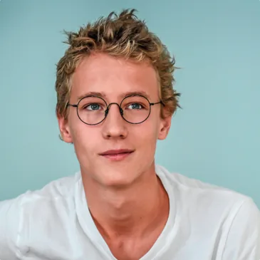 homme portant des lunettes de vue rondes Paul & joe modèle KAAL en métal noir