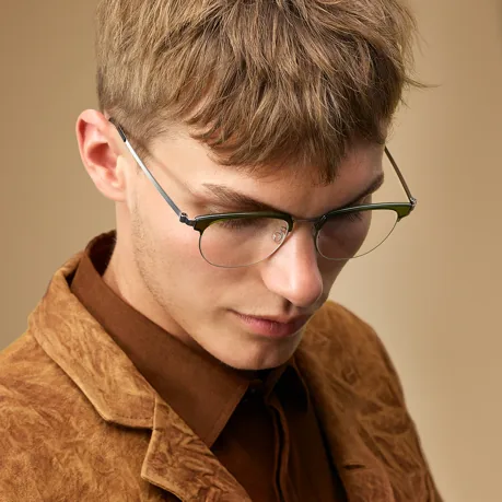 homme portant lunettes de vue carrées Linberg modèle Strip titanium en titane vert et argent