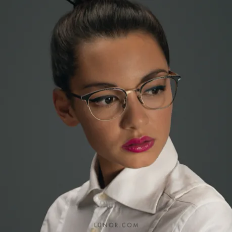 femme portant des Lunettes de vue carrées Lunor modèle en titane couleur or et noir