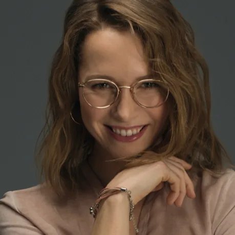 femme portant des lunettes de vue rondes Lunor modèle M9 en acier inoxydable couleur or rose