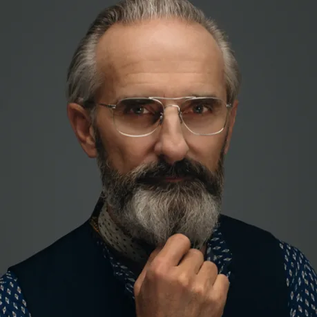 Homme portant des lunettes doubles pont Lunor modèle M14 en acier inoxydable de couleur argent
