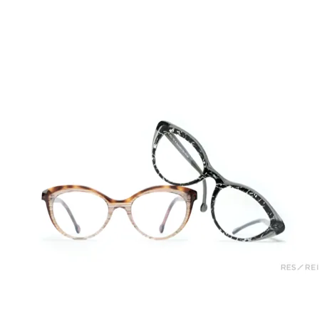 deux lunettes de vue forme papillon Res Rei modèle en acétate de couleur écaille noir et écaille beige