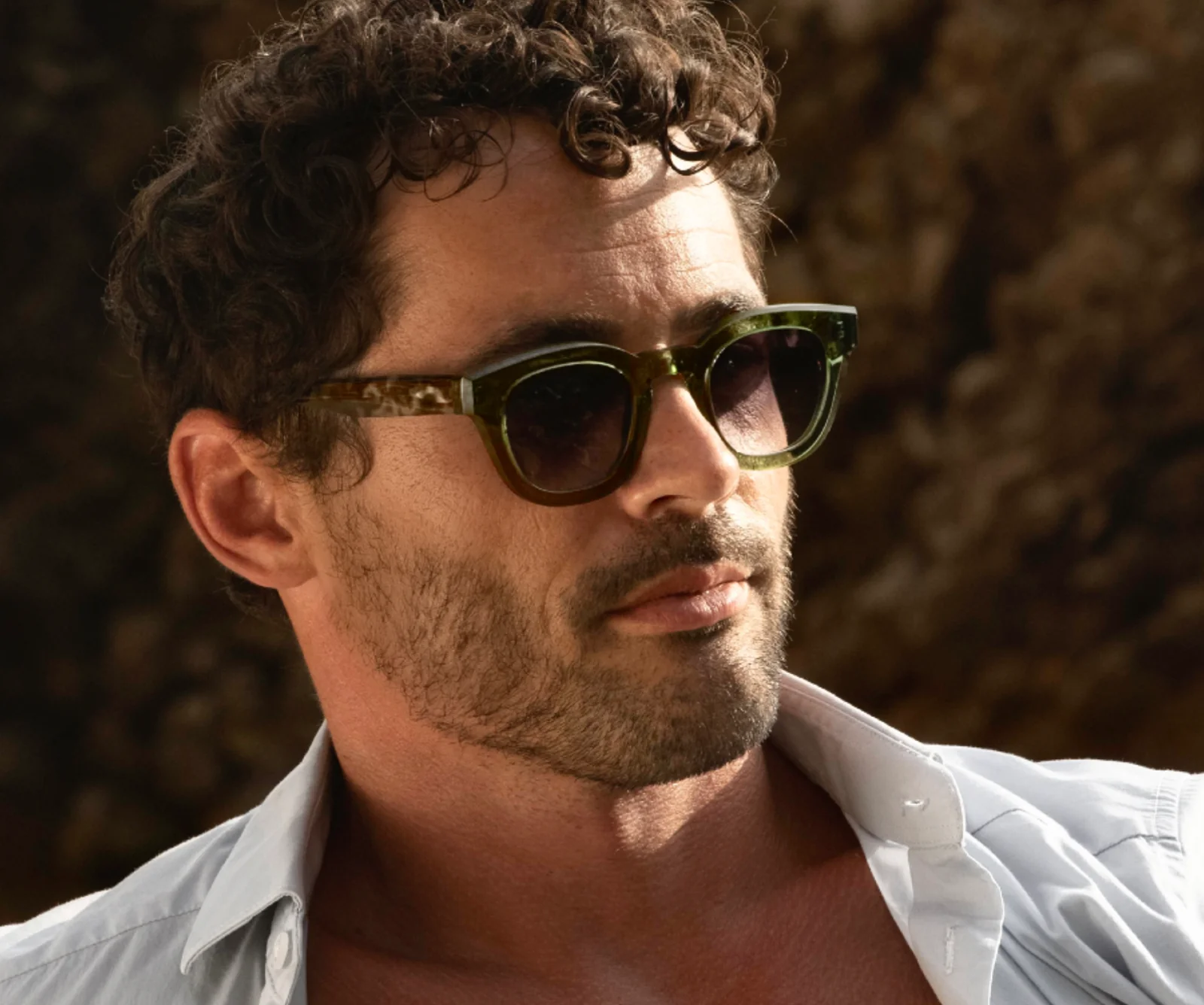 Homme portant des lunettes de vue Lazuli en acétate brun