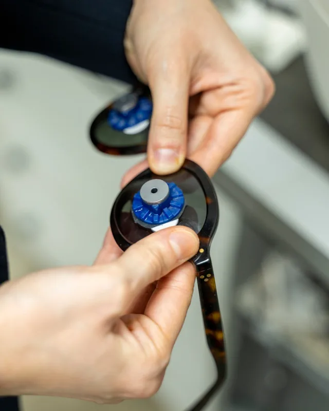 Préparation des verres en atelier chez CONSTANT Opticiens