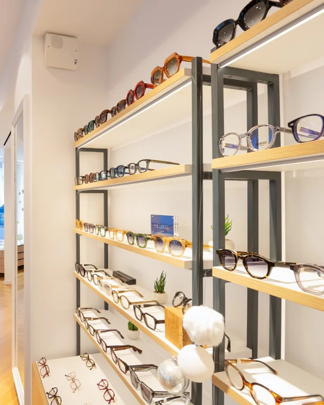 Présentoirs de montures de créateurs en boutique